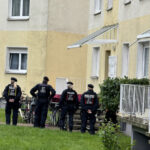 „Ein Mann“ tötet anderen und greift Fußballfans in deren Wohnung an