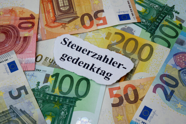 Tusch: Ab heute arbeitet der Durchschnitts-Deutsche in die eigene Tasche
