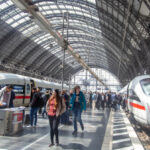 Auf den Bahnhöfen gedenken die Leute der Kanzlerin Angela Merkel