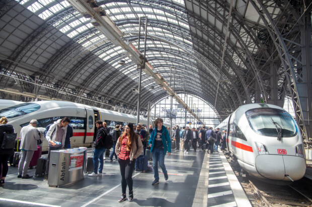 Auf den Bahnhöfen gedenken die Leute der Kanzlerin Angela Merkel