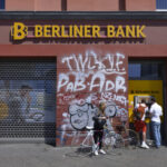Schließungswelle bei Bankfilialen lässt Kunden im Regen stehen