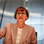 Warum verpasst die Bildungsministerin ihrer Ex-Staatssekretärin einen Maulkorb?