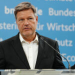 Wirtschaftsminister Robert Habeck gesteht dramatischen Absturz der Wirtschaft ein