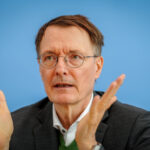 Lauterbach gibt jetzt offiziell zu: Die Beiträge zur Pflegeversicherung steigen rasant