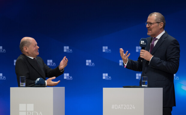 Manager-Gipfel in Berlin: Die Arbeitgeber tagen – und grillen Olaf Scholz