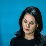 Außenministerin Annalena Baerbock läßt ihre Maske fallen