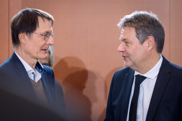 Regierung gibt fast 130 Millionen Euro für externe Agenturen und Juristen aus