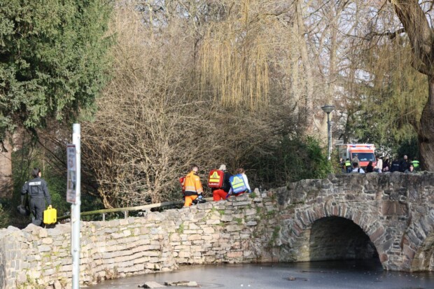 Blutige Gewalttat in Aschaffenburg: Zwei Tote, Schwerverletzte – Verdächtiger festgenommen
