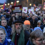 Bei der Demo gegen Rechts gehen vermummte Ordner gegen Journalisten vor