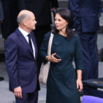 Stolz auf Terrorfinanzierung: Baerbock und Scholz heucheln Anteilnahme