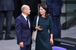 Stolz auf Terrorfinanzierung: Baerbock und Scholz heucheln Anteilnahme