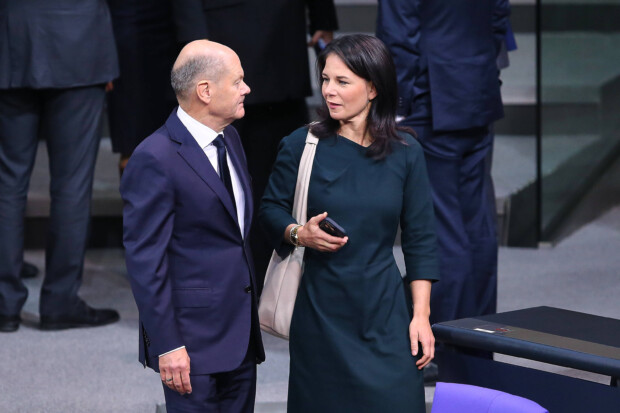 Stolz auf Terrorfinanzierung: Baerbock und Scholz heucheln Anteilnahme