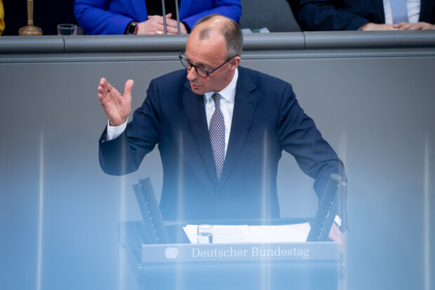 Merz spielt im Bundestag den Staatsmann – und macht sich den „Staat zur Beute“