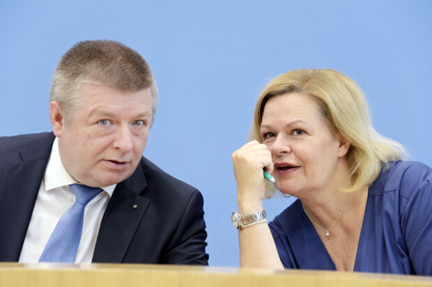 Das nächste Parteiverbot ist immer das schwerste: Deutsche Unseredemokraten und ihre Weltmission
