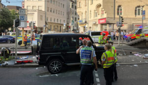 Fahrer steuert Mercedes G-Klasse in Fußgänger-Gruppe