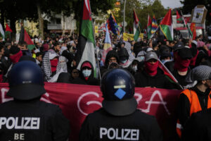 Ausschreitungen bei Demo: Palästina-Aktivisten verletzen Polizisten