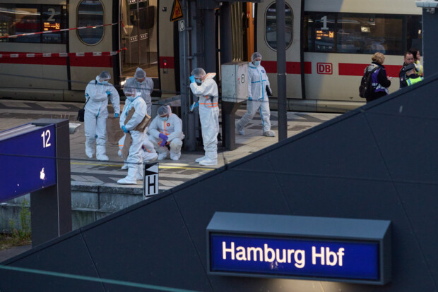 Messer-Angriff mit 18 Verletzten in Hamburg: Täterin polizeibekannt