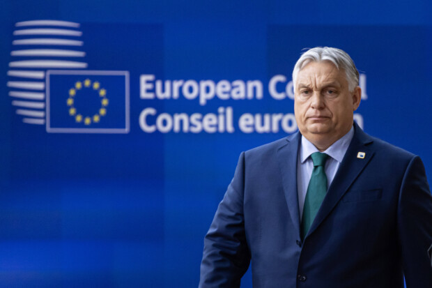 EU-Kommission droht Regierung Orbán wegen NGO-Gesetz – und offenbart die eigene Intransparenz