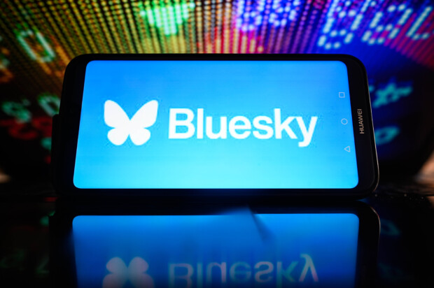 Dunkle Wolken am Himmel: Fehlende Meinungsvielfalt auf Bluesky treibt Nutzer zurück zu X