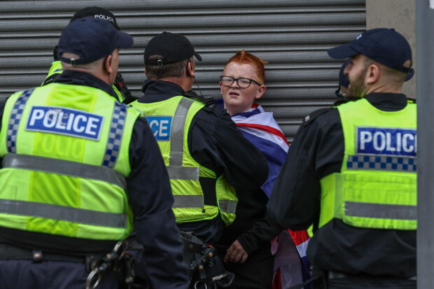 UK: Spezialeinheit soll Social Media nach migrationskritischen Inhalten durchsuchen