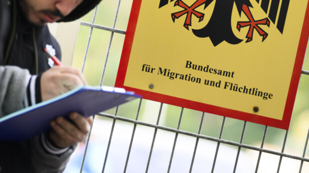 Immer mehr Ausländer mit Geburtsdatum „01. Januar“: Papierlose Einreise – Identitätsbetrug